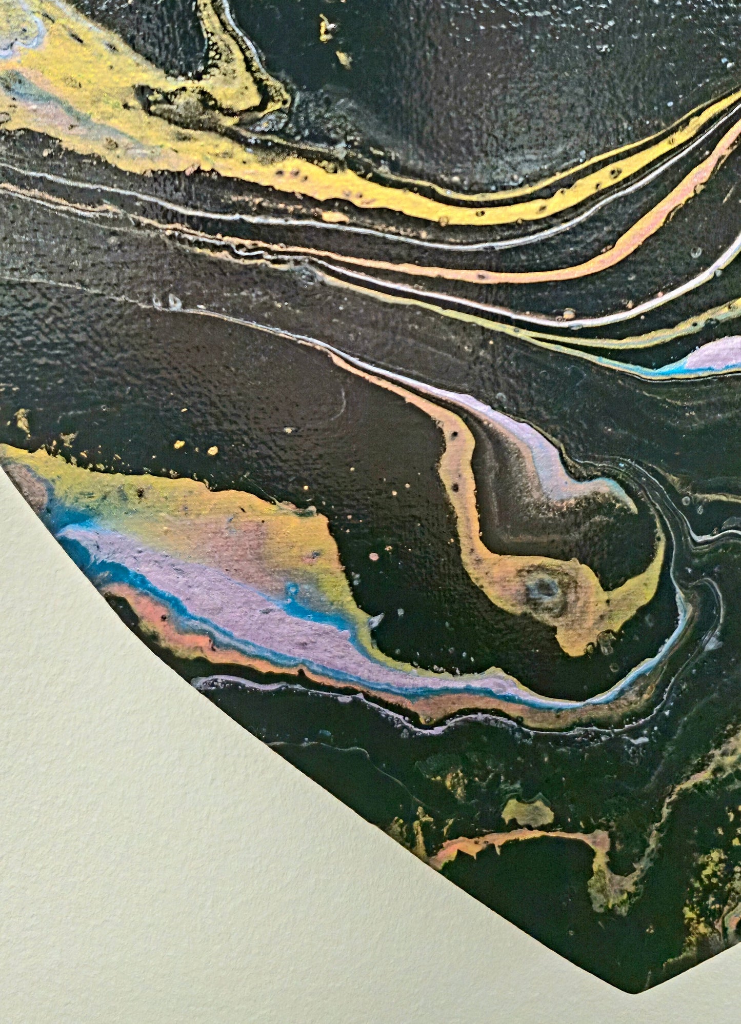 Złote Serce Nocy – Obraz Abstrakcyjny Pouring Art w Kształcie Serca (30 cm)