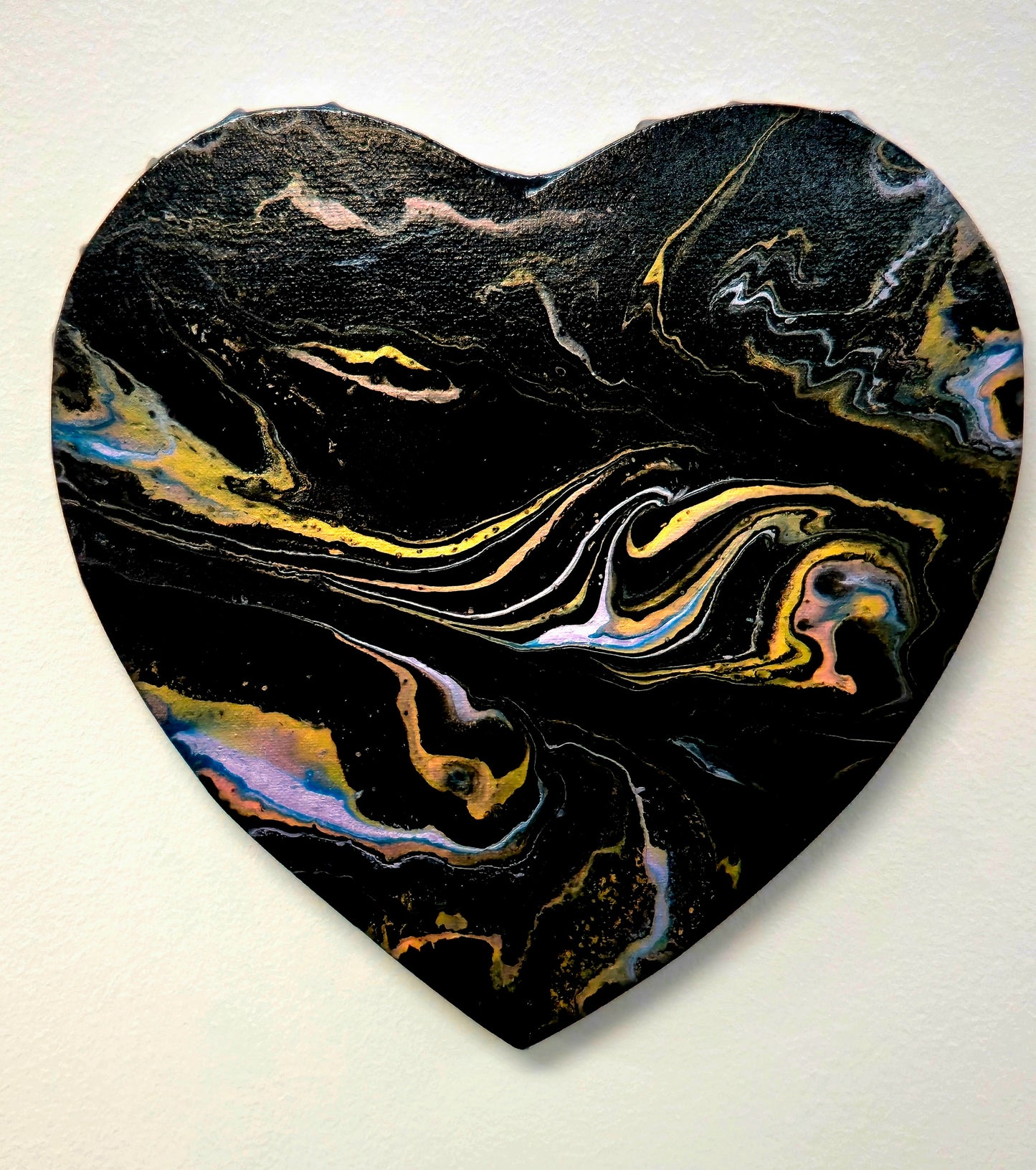 Złote Serce Nocy – Obraz Abstrakcyjny Pouring Art w Kształcie Serca (30 cm)