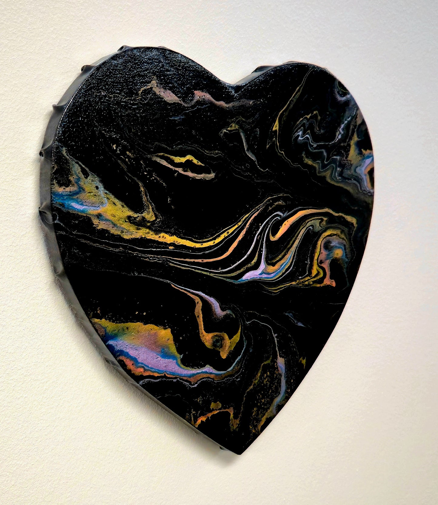 Złote Serce Nocy – Obraz Abstrakcyjny Pouring Art w Kształcie Serca (30 cm)