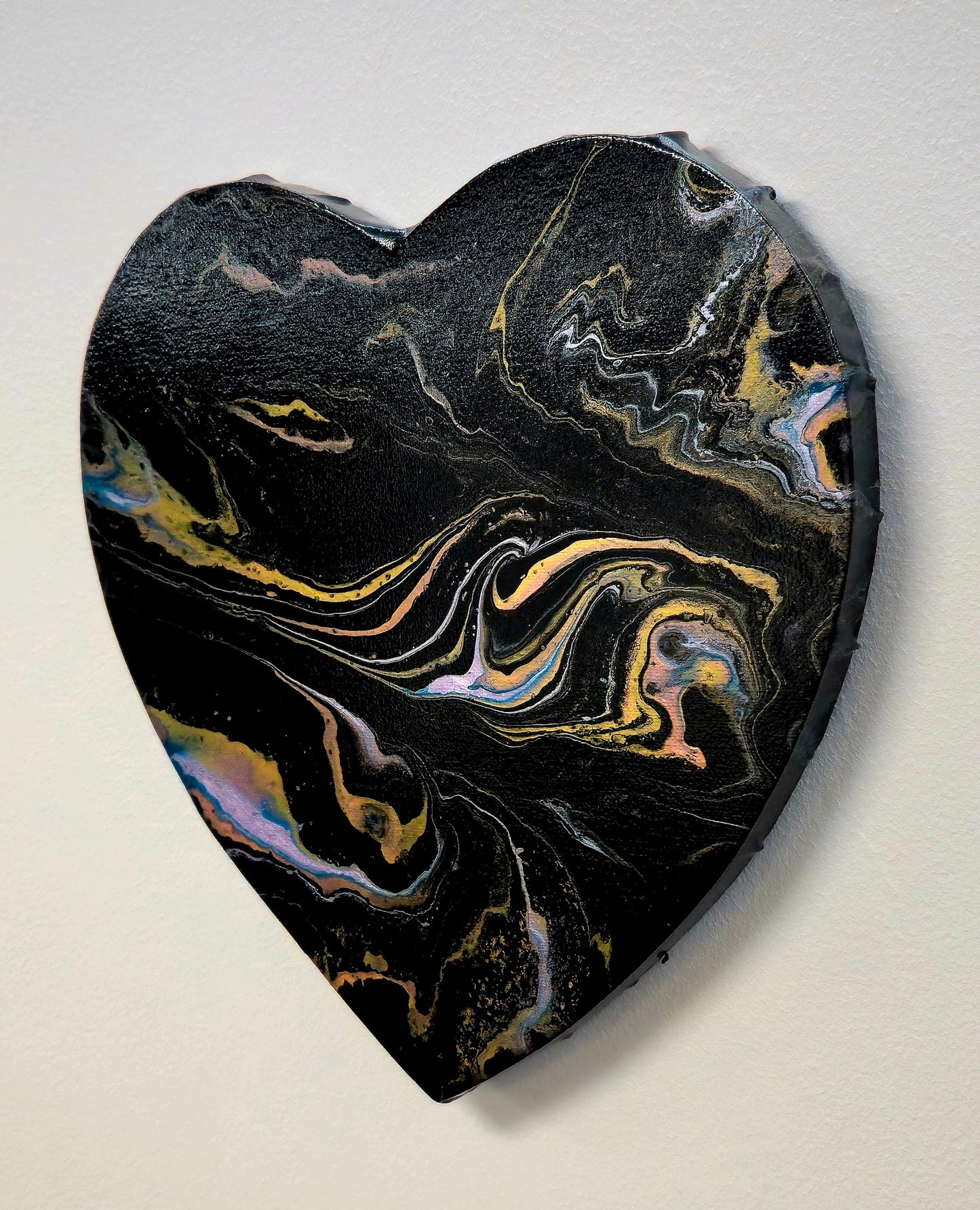 Złote Serce Nocy – Obraz Abstrakcyjny Pouring Art w Kształcie Serca (30 cm)