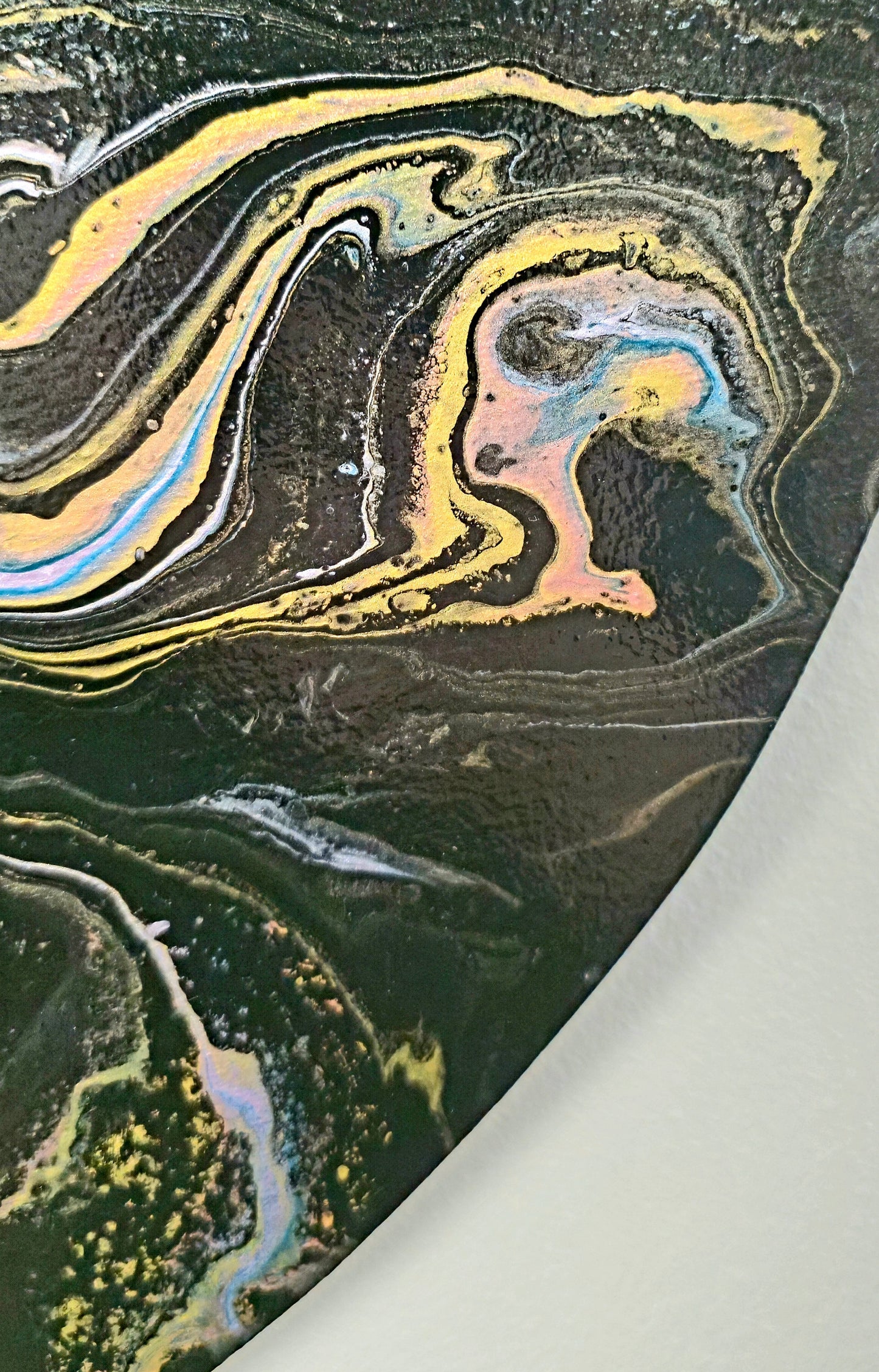 Złote Serce Nocy – Obraz Abstrakcyjny Pouring Art w Kształcie Serca (30 cm)