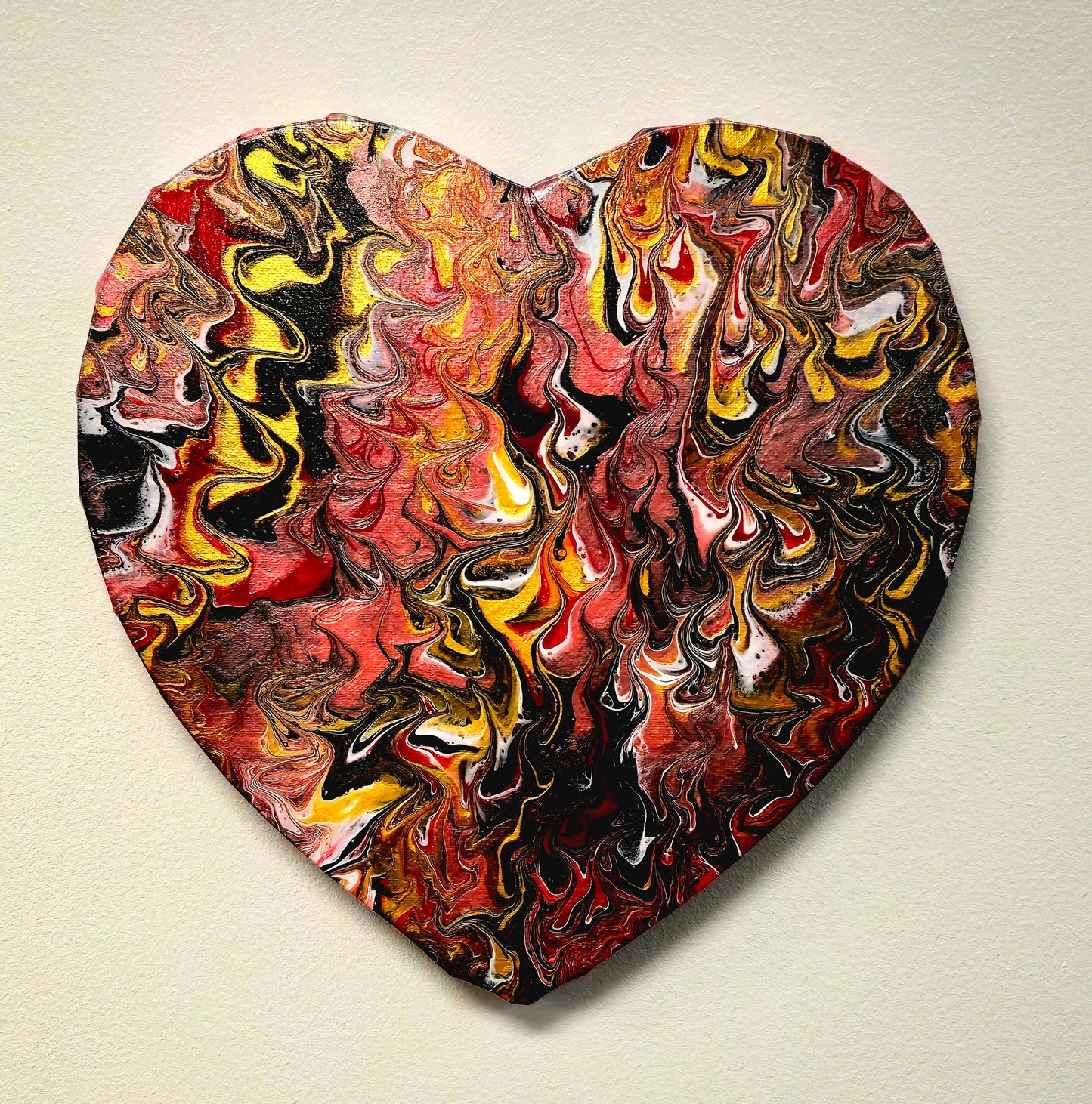Płomień Pasji – Obraz Abstrakcyjny Pouring Art w Kształcie Serca (30 cm)
