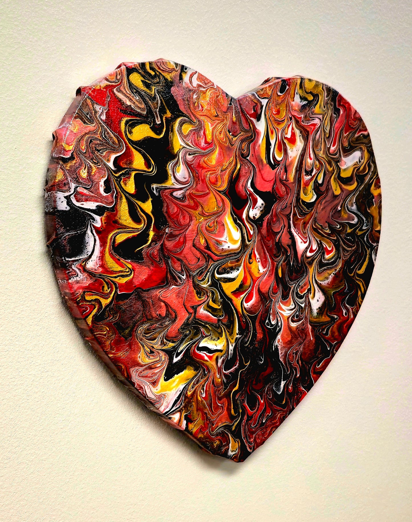 Płomień Pasji – Obraz Abstrakcyjny Pouring Art w Kształcie Serca (30 cm)