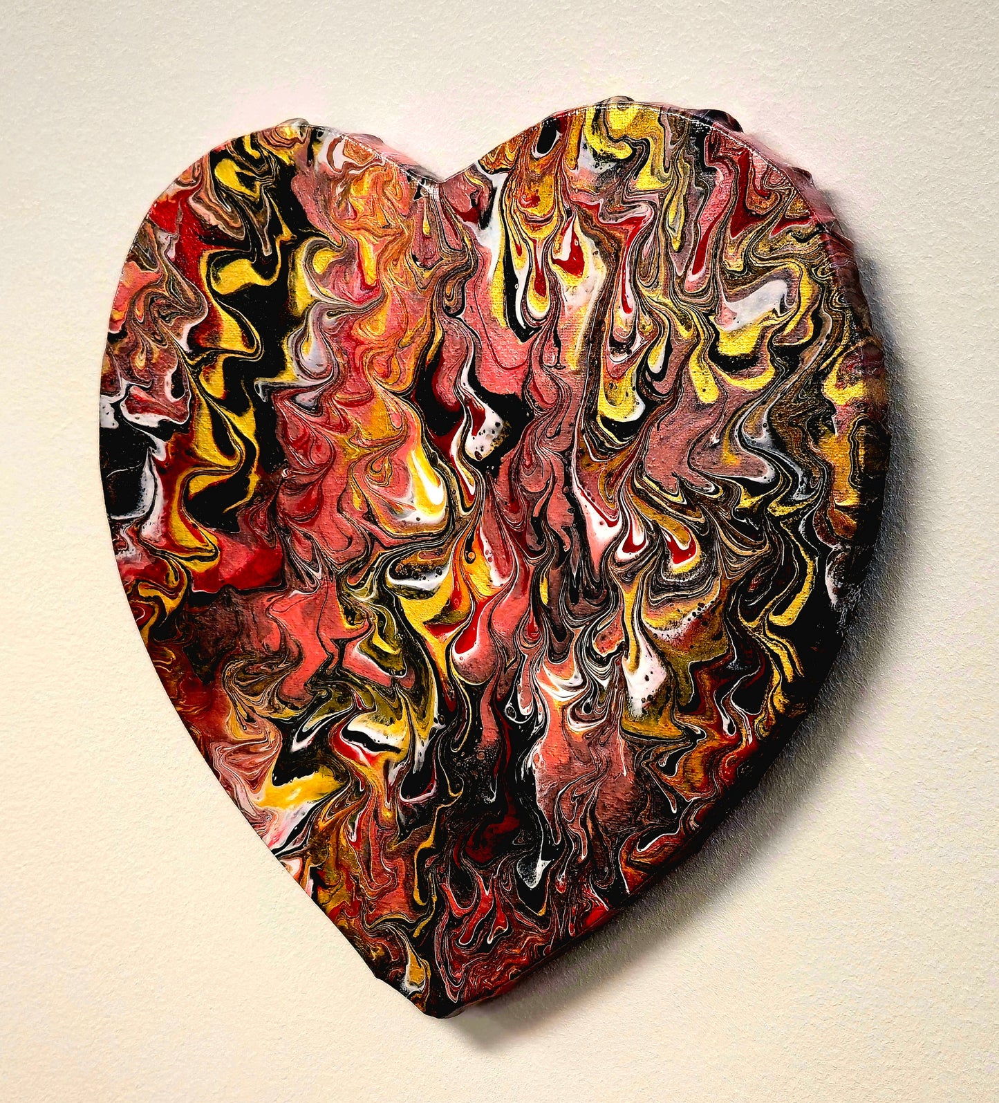 Płomień Pasji – Obraz Abstrakcyjny Pouring Art w Kształcie Serca (30 cm)
