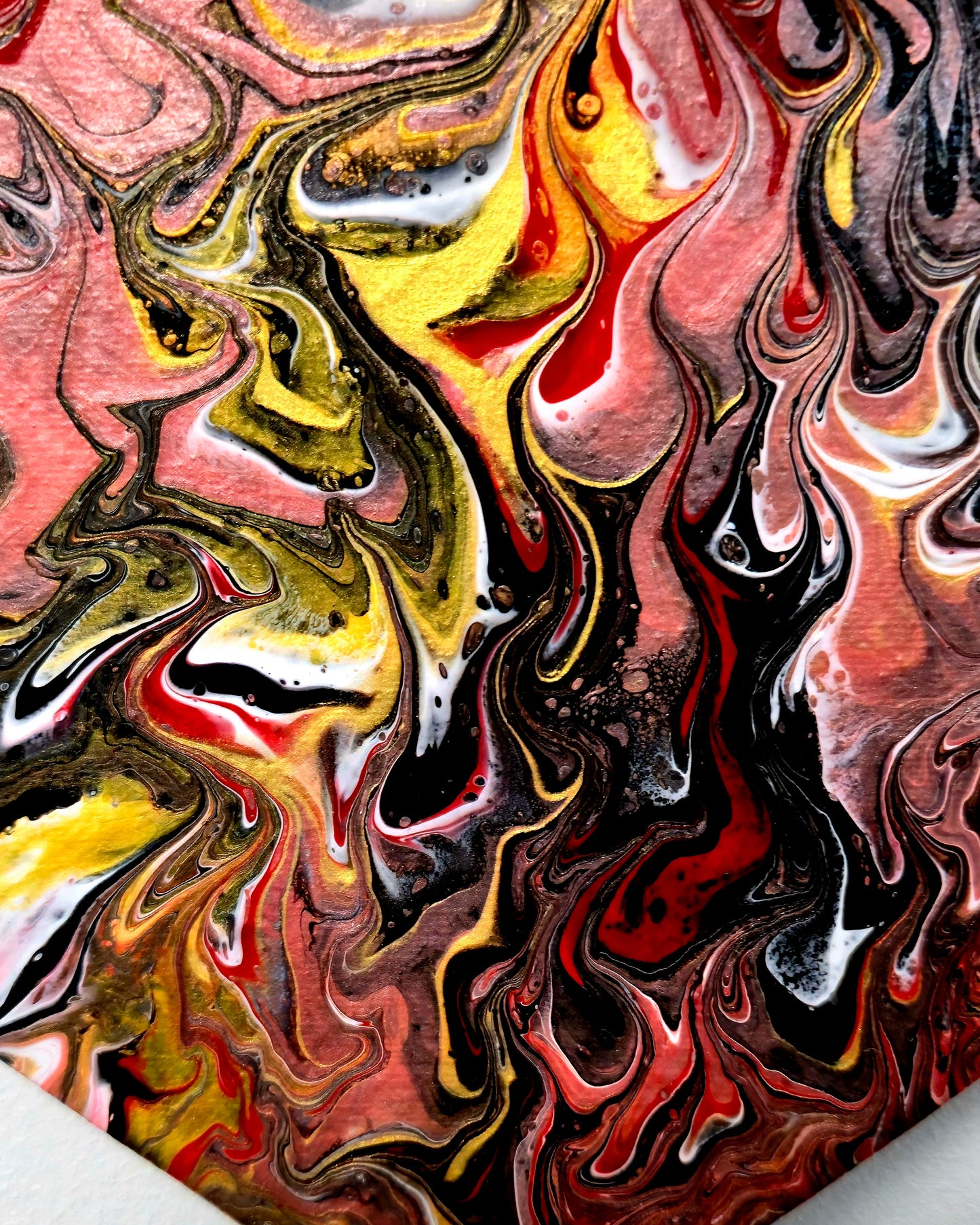 Płomień Pasji – Obraz Abstrakcyjny Pouring Art w Kształcie Serca (30 cm)