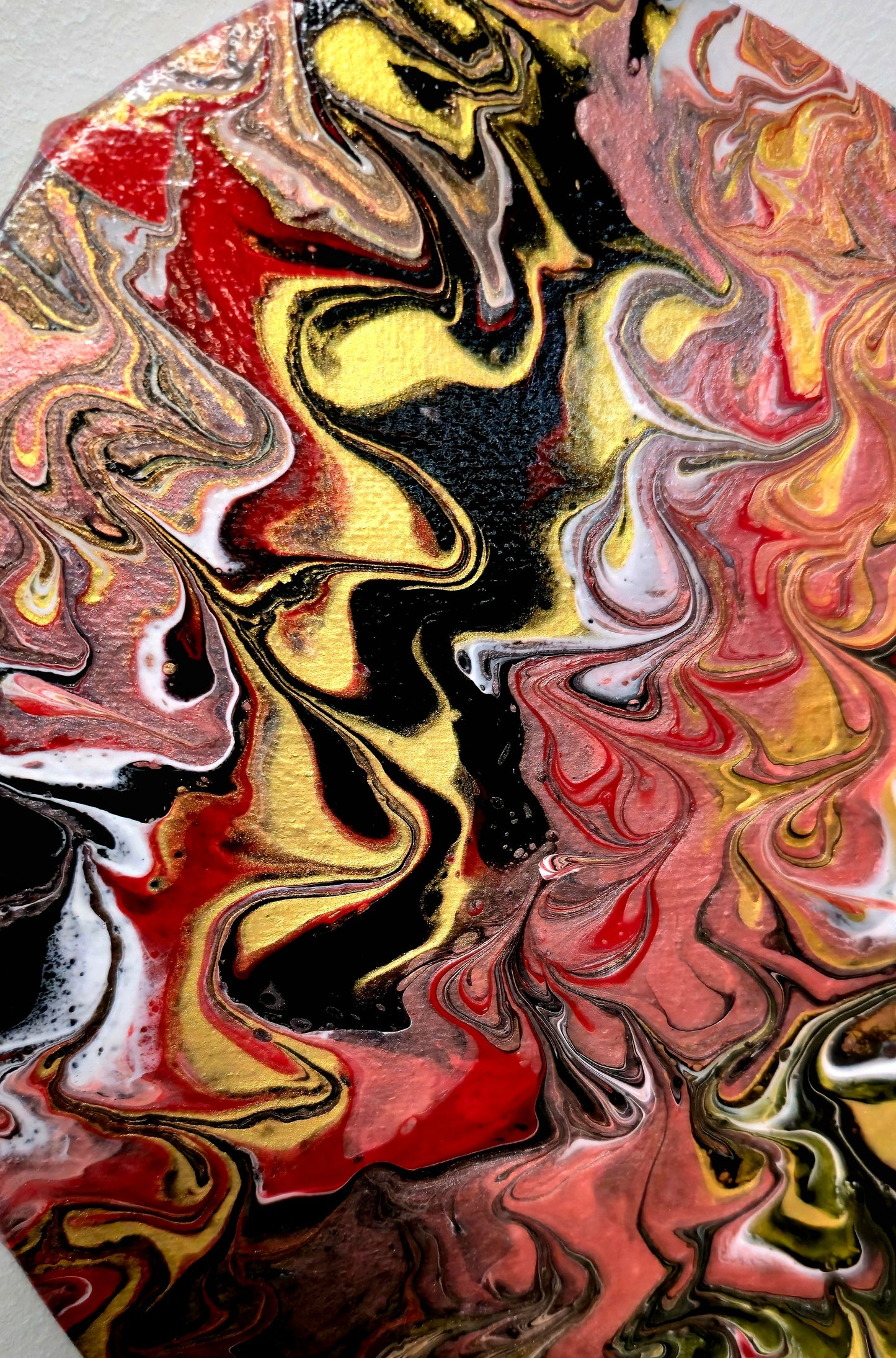 Płomień Pasji – Obraz Abstrakcyjny Pouring Art w Kształcie Serca (30 cm)