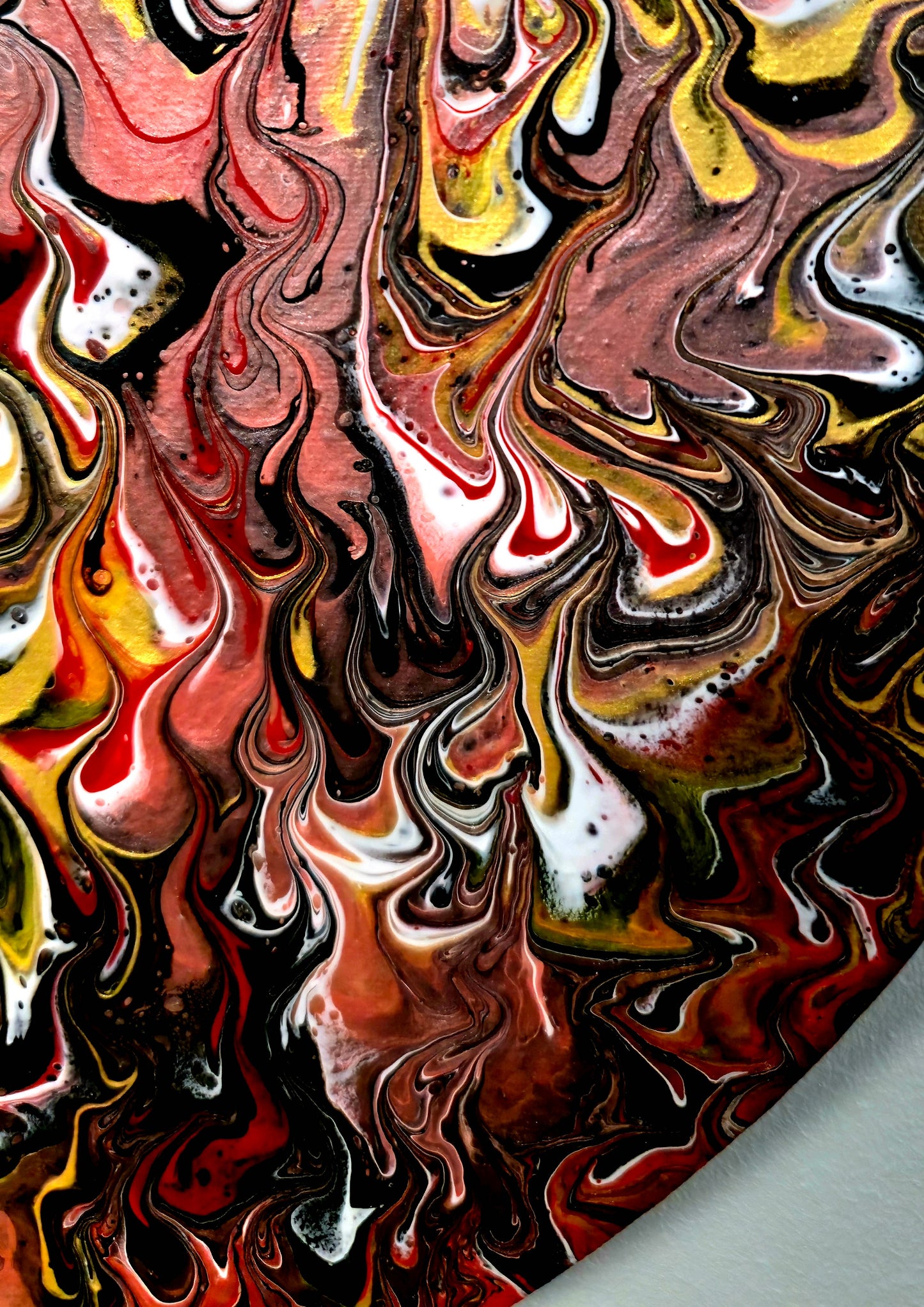 Płomień Pasji – Obraz Abstrakcyjny Pouring Art w Kształcie Serca (30 cm)