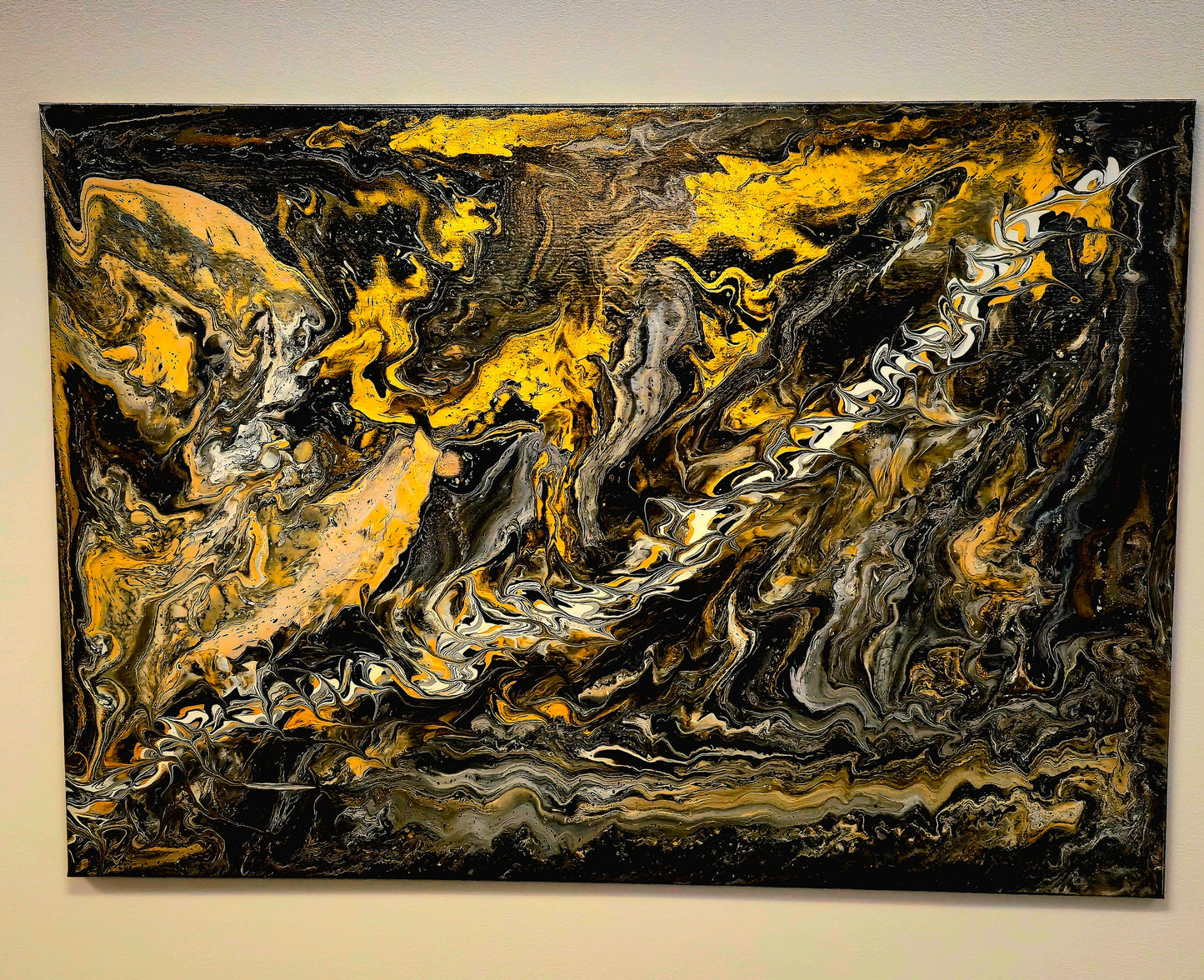 Złota Walka – Obraz Abstrakcyjny Pouring Art 70x100 cm