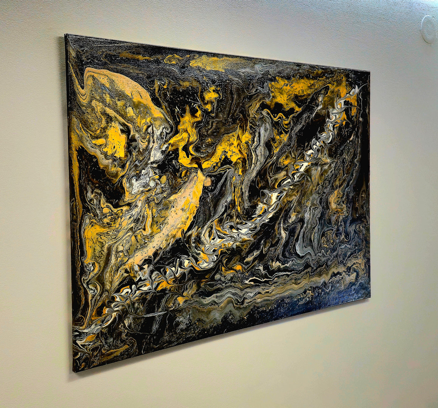 Złota Walka – Obraz Abstrakcyjny Pouring Art 70x100 cm