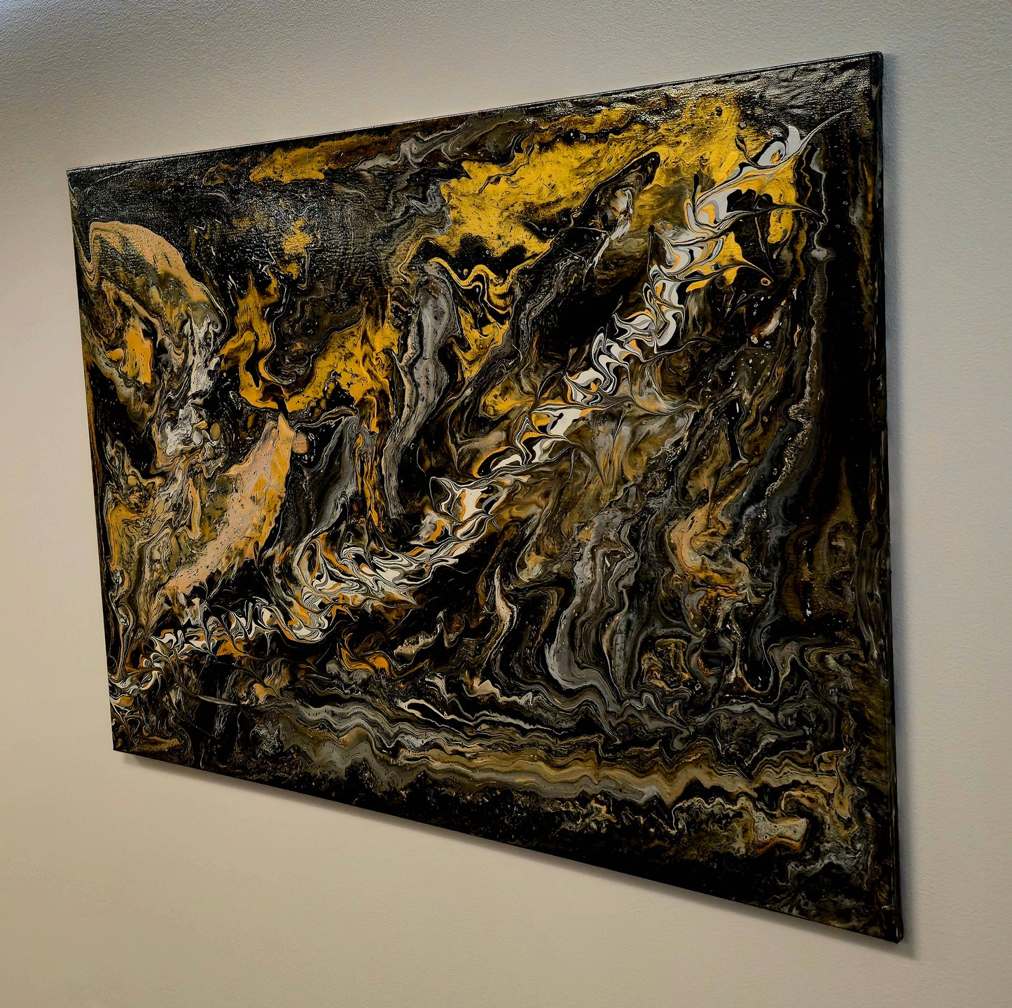 Złota Walka – Obraz Abstrakcyjny Pouring Art 70x100 cm