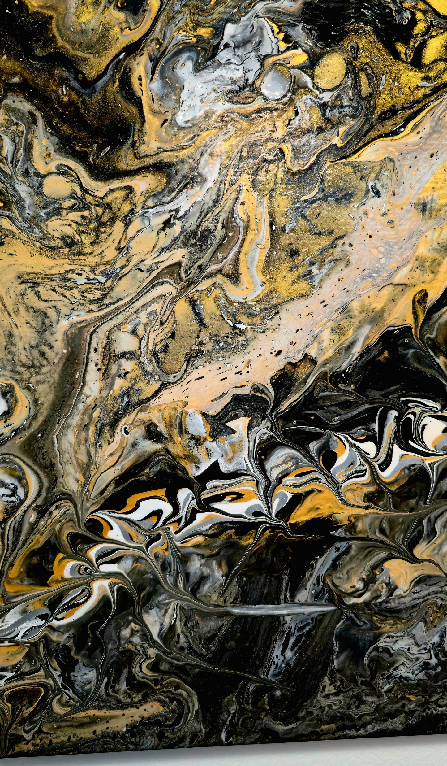 Złota Walka – Obraz Abstrakcyjny Pouring Art 70x100 cm