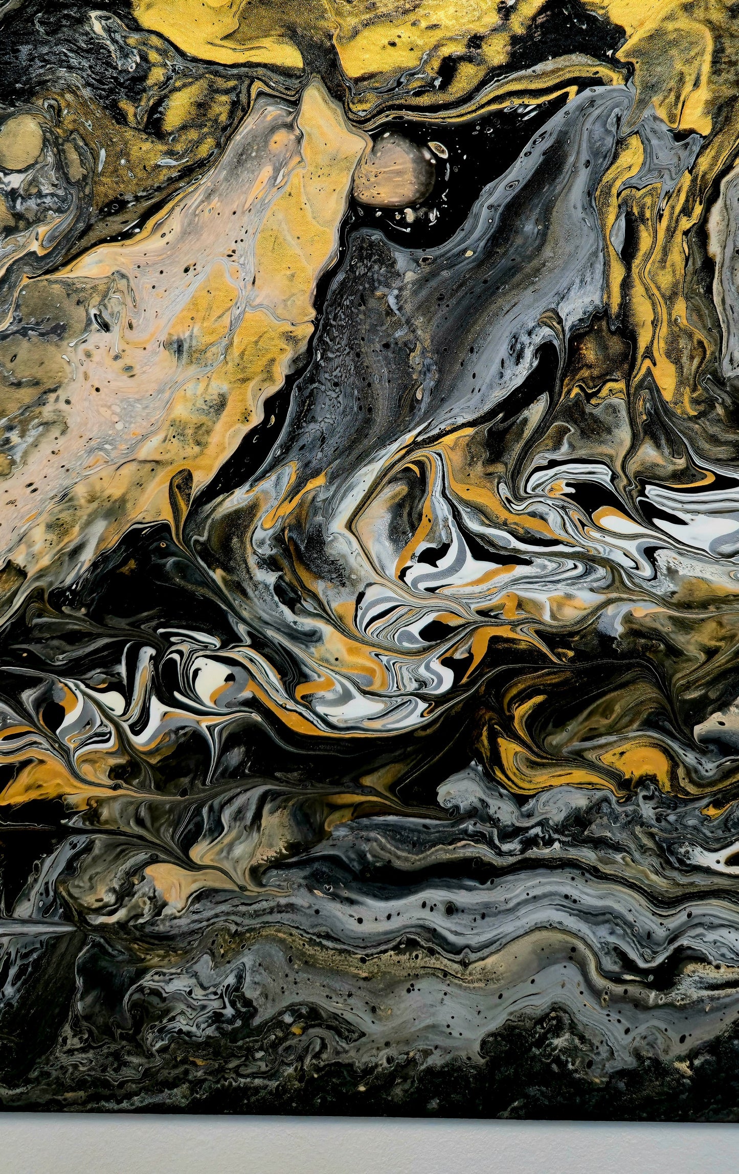 Złota Walka – Obraz Abstrakcyjny Pouring Art 70x100 cm