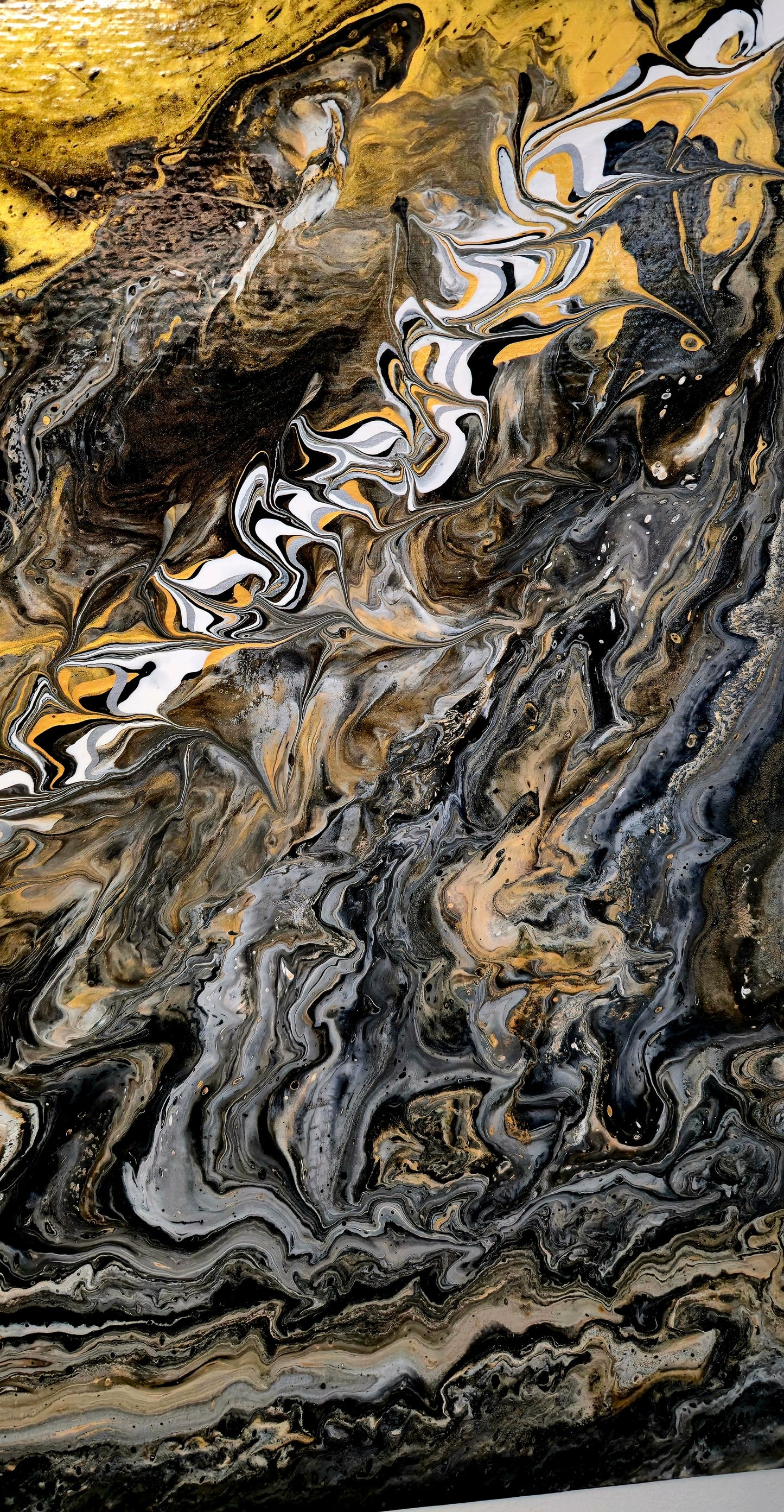 Złota Walka – Obraz Abstrakcyjny Pouring Art 70x100 cm