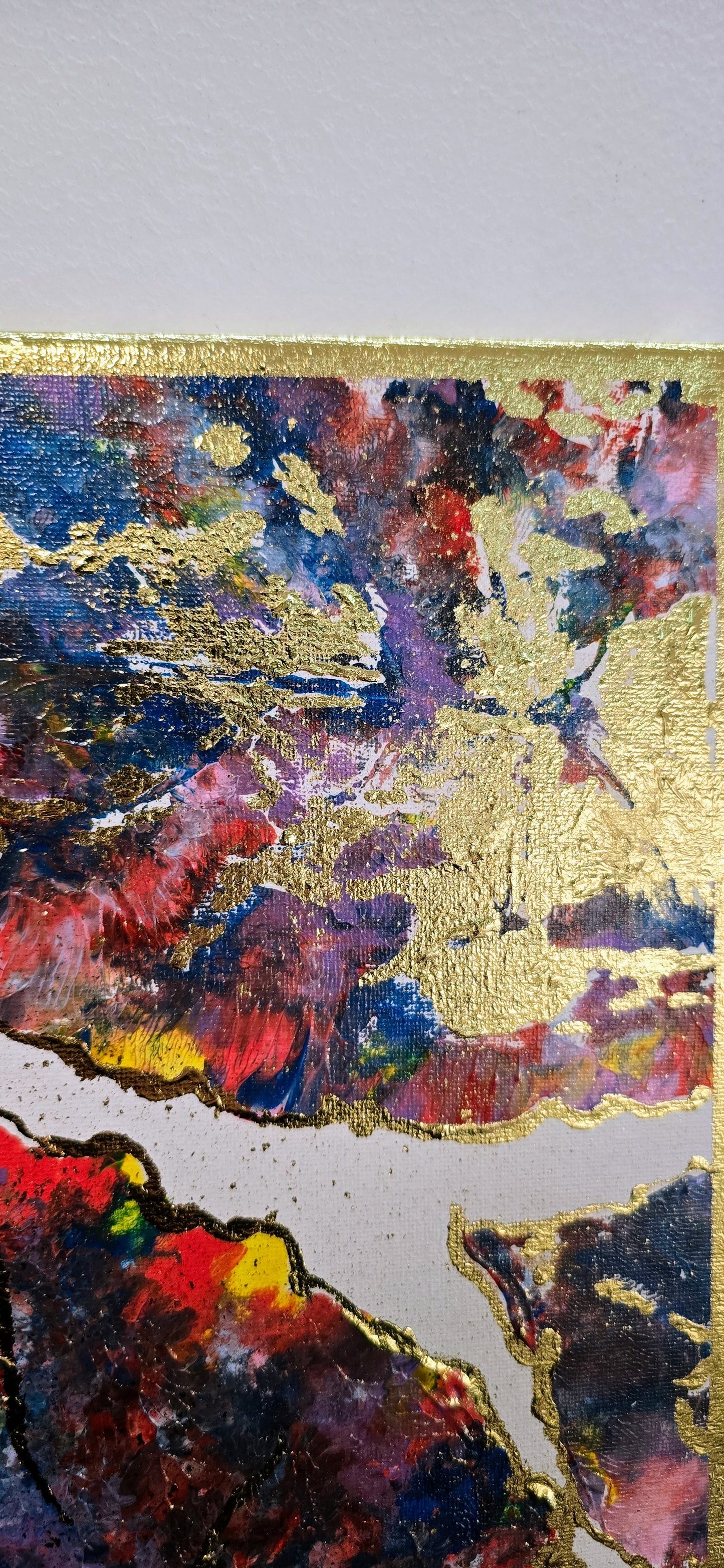 Alokazja w Blasku Złota – Obraz Abstrakcyjny Mixed Media 40x50 cm