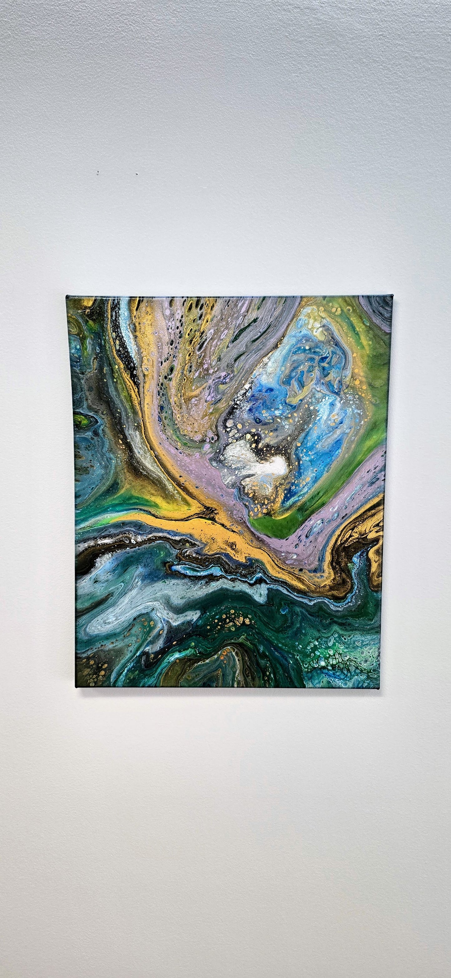 Złota Rzeka Kosmosu – Obraz Abstrakcyjny Pouring Art 40x50 cm