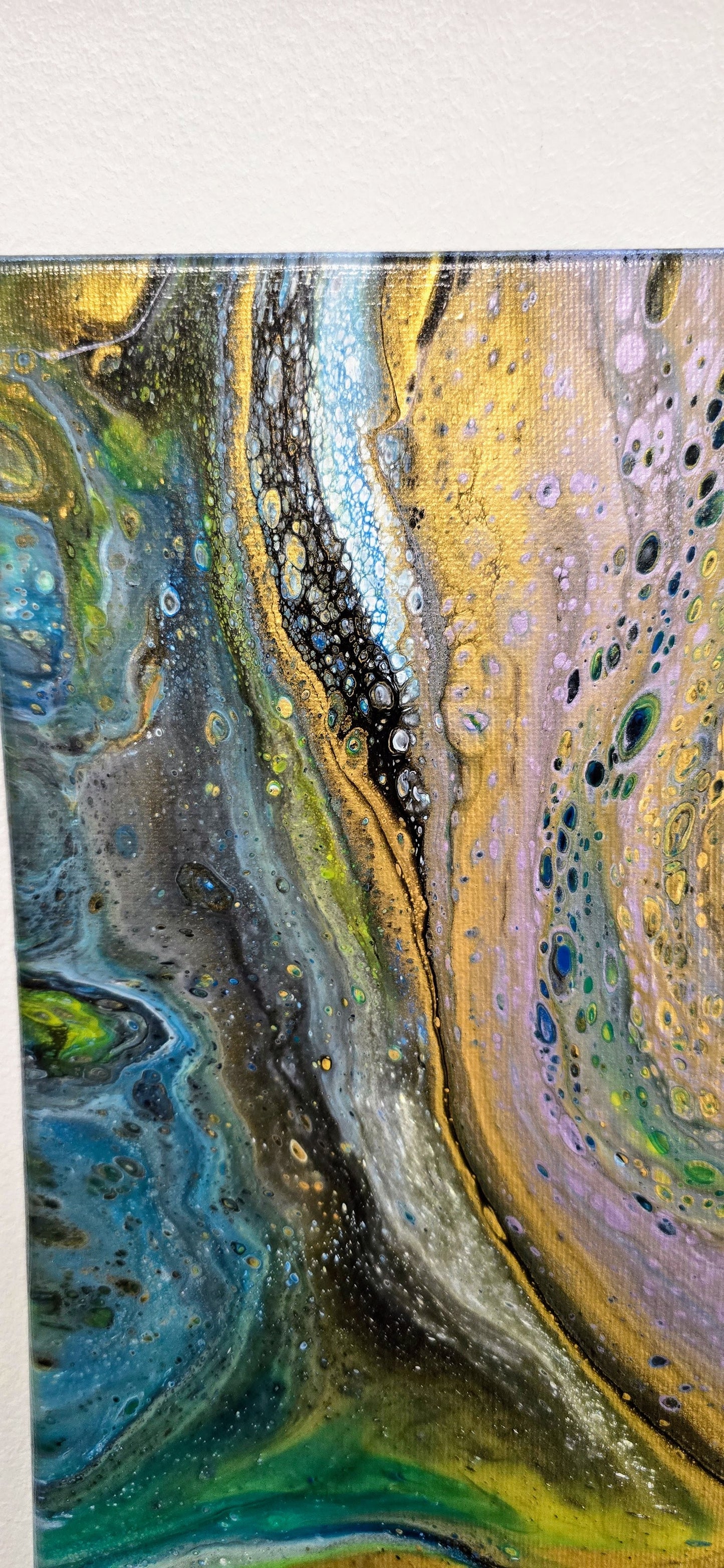 Złota Rzeka Kosmosu – Obraz Abstrakcyjny Pouring Art 40x50 cm