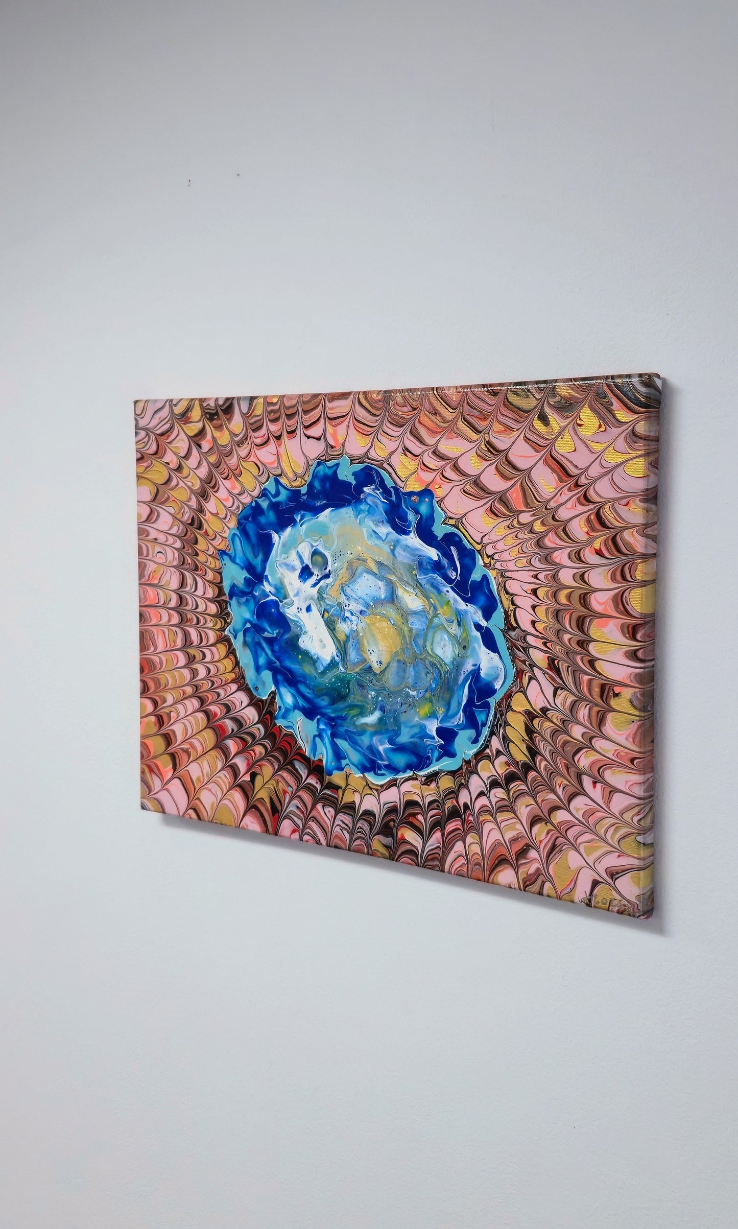 Oko Pawia – Obraz Abstrakcyjny Feather Pouring Art 30x40 cm