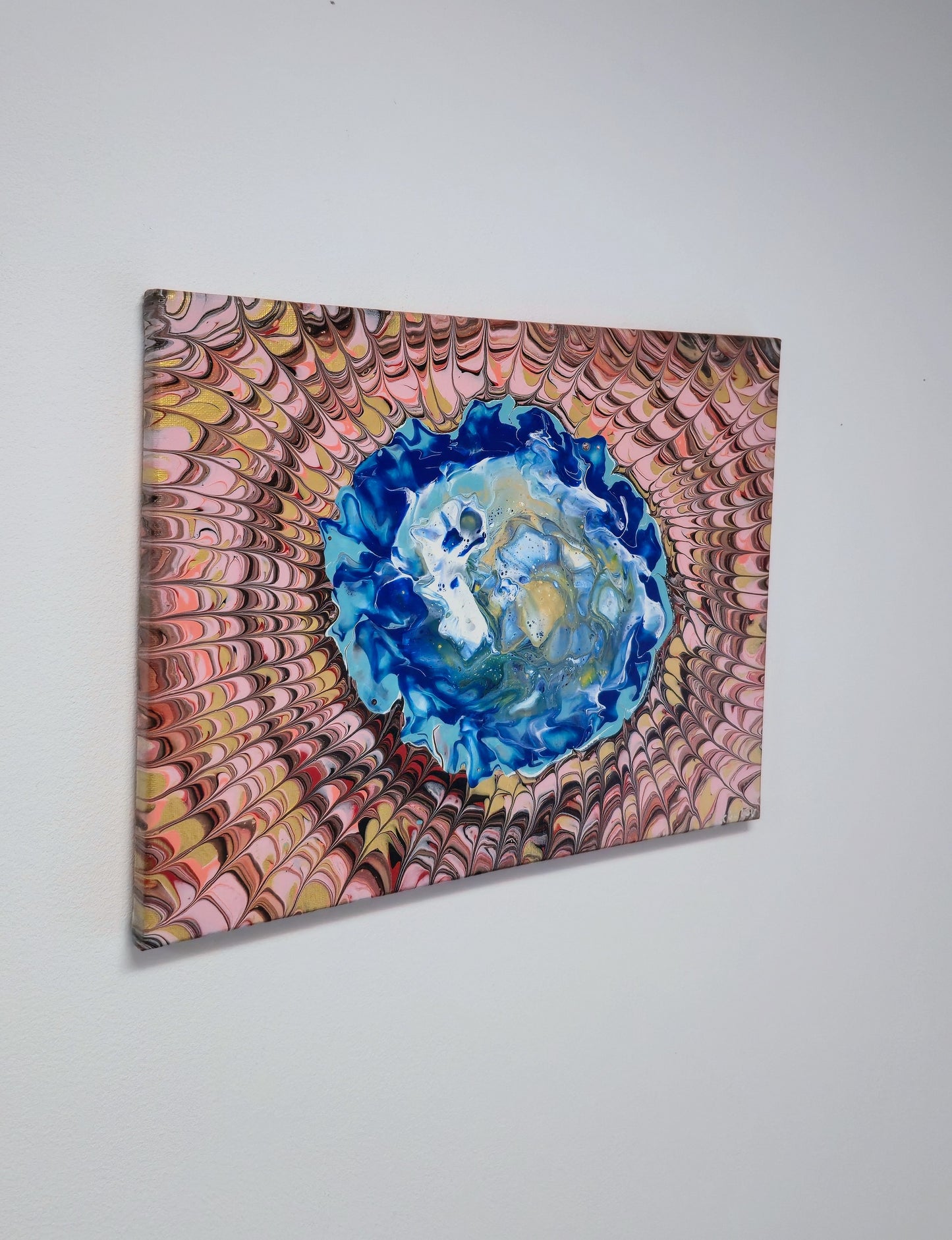 Oko Pawia – Obraz Abstrakcyjny Feather Pouring Art 30x40 cm