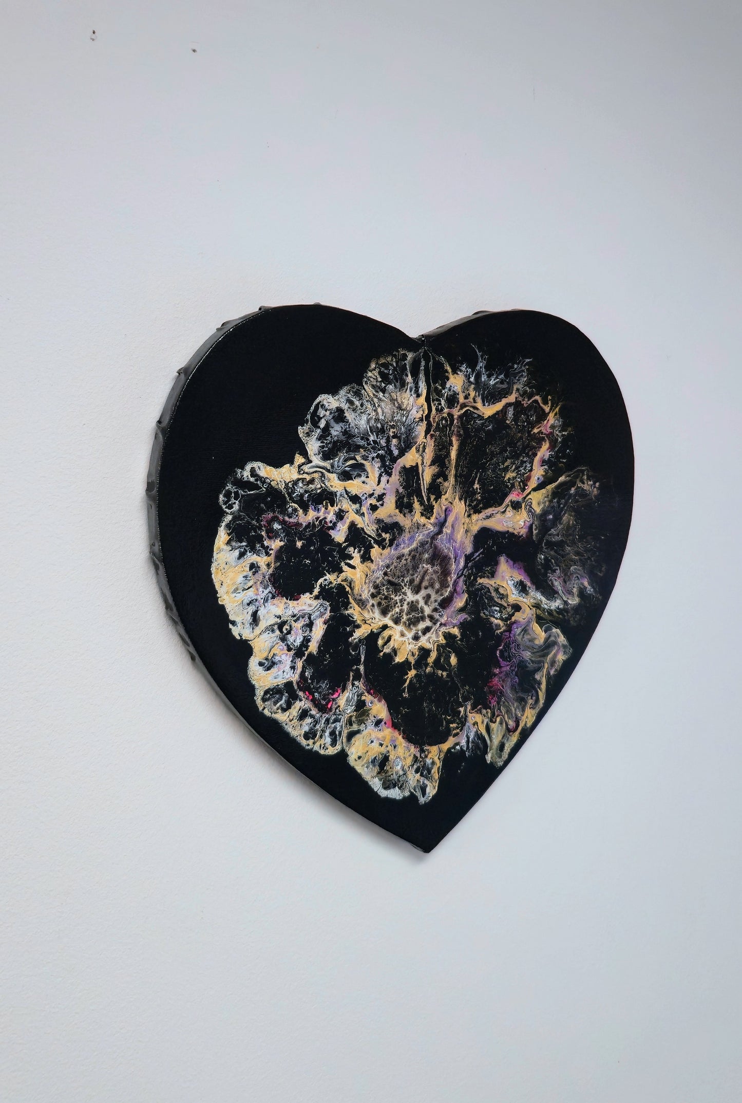 Czarna Piwonia – Obraz Serce Pouring Art 30 cm