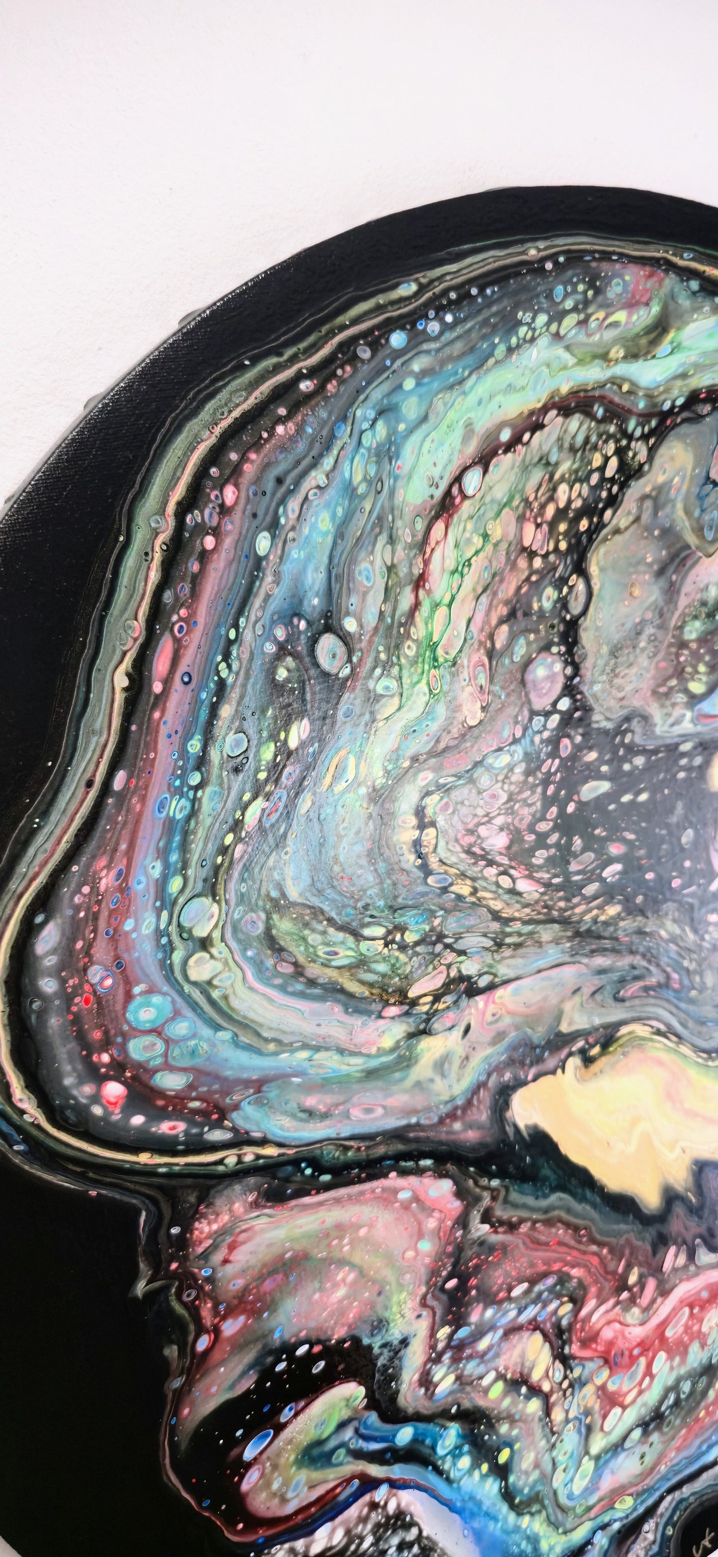 Strażnik Umysłu – Okrągły Obraz Abstrakcyjny Pouring Art 50 cm