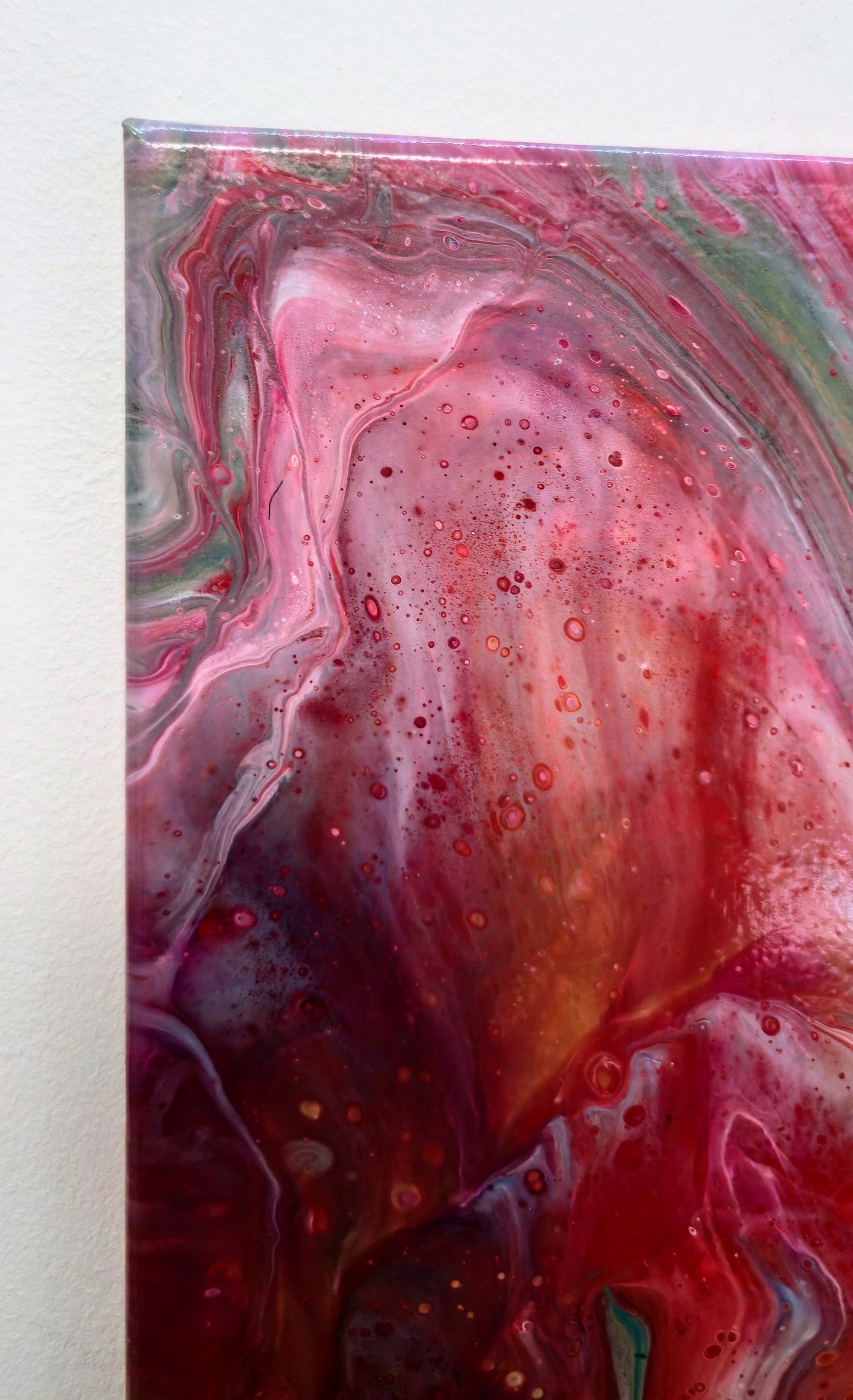 Czysty Umysł w Czerwieni – Obraz Abstrakcyjny Pouring Art (40x50 cm)