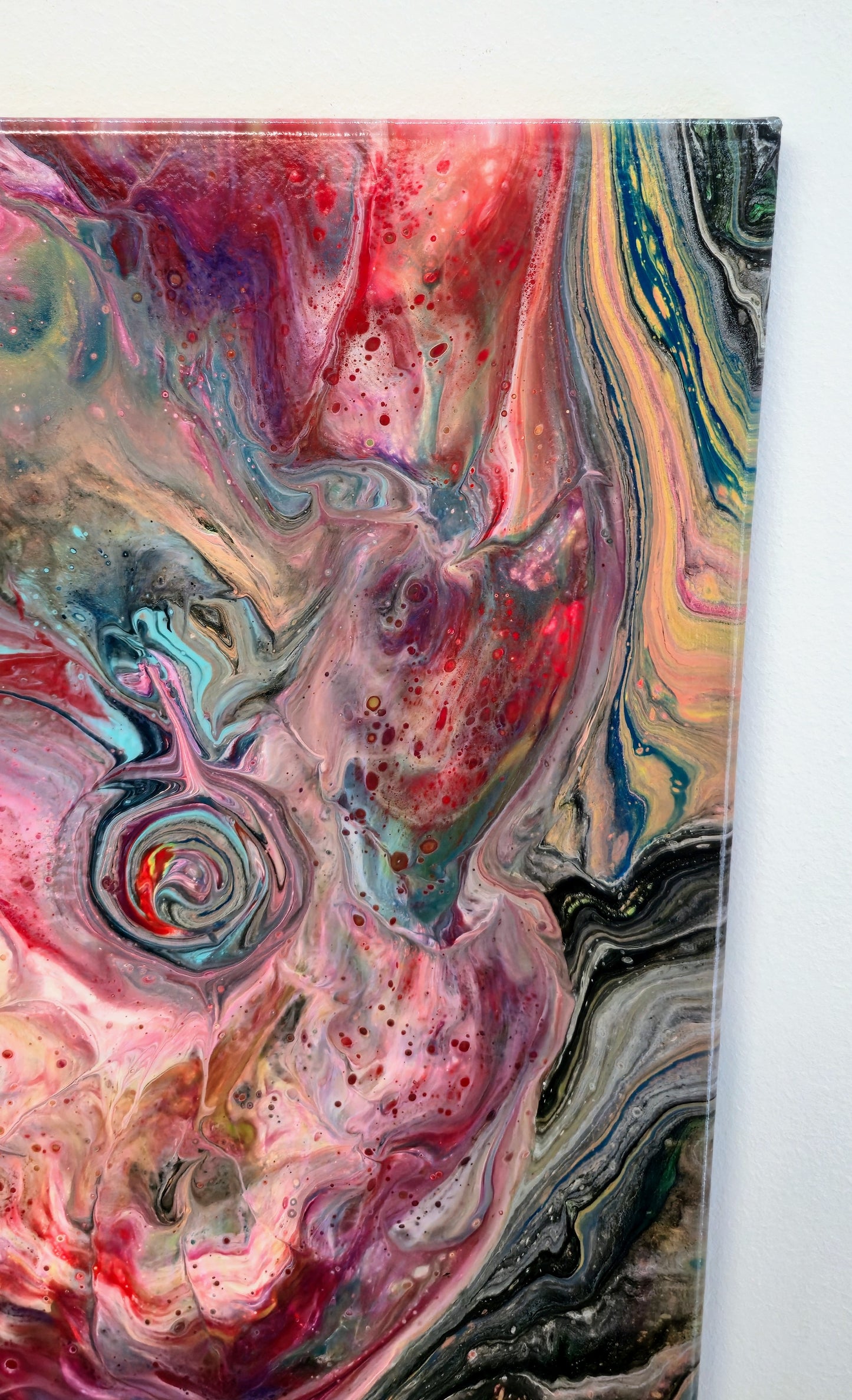 Czysty Umysł w Czerwieni – Obraz Abstrakcyjny Pouring Art (40x50 cm)