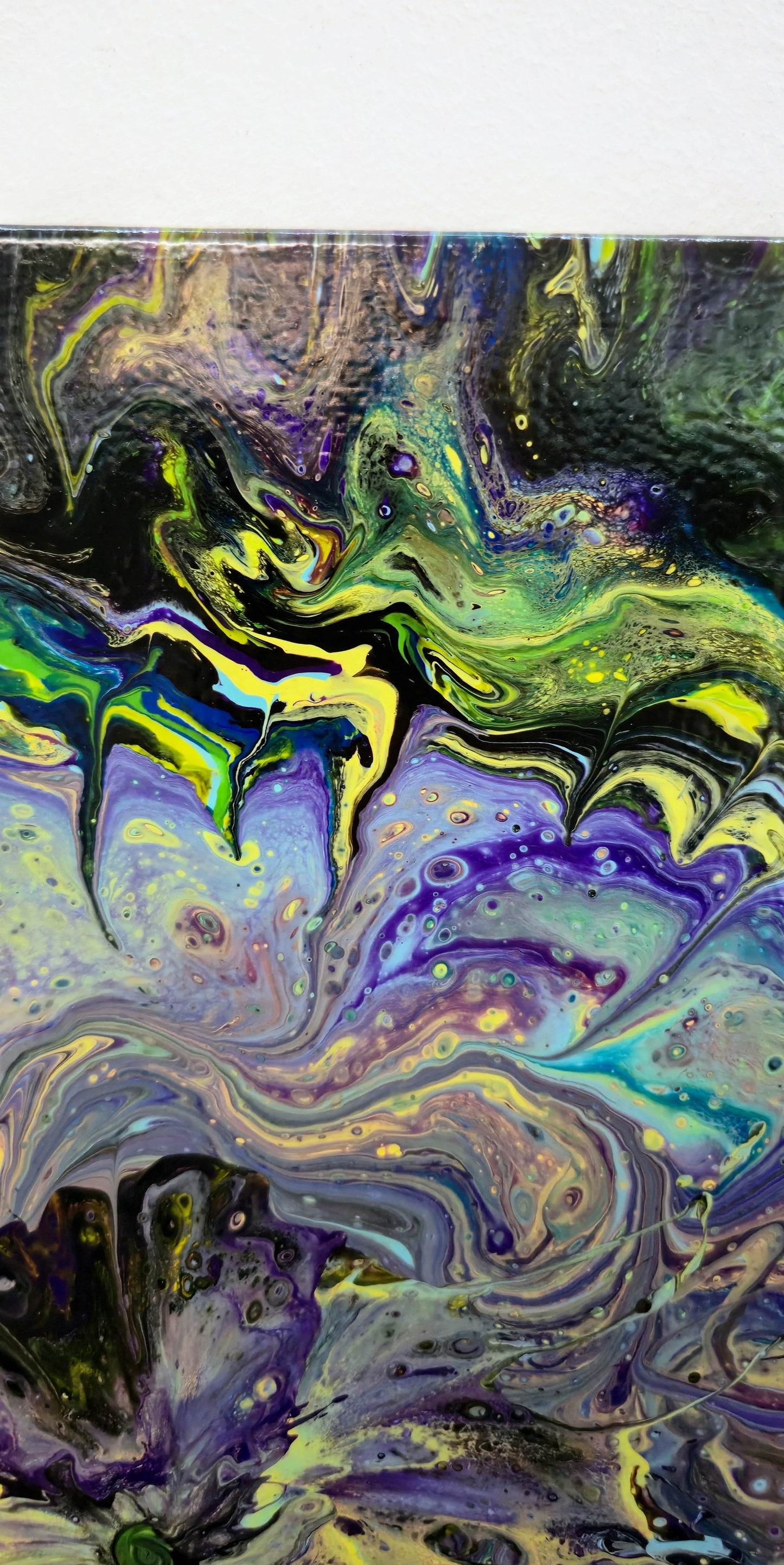 Fioletowy Sen Lasu – Obraz Abstrakcyjny Pouring Art (50x50 cm)