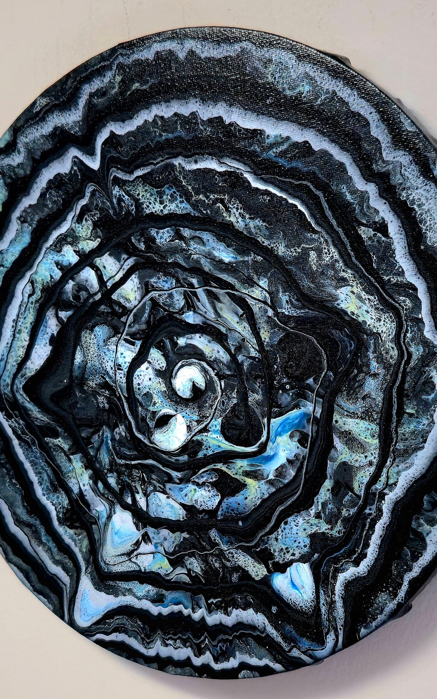 Okrągły obraz 30cm - Czerń Niebieski Biel Pouring Art
