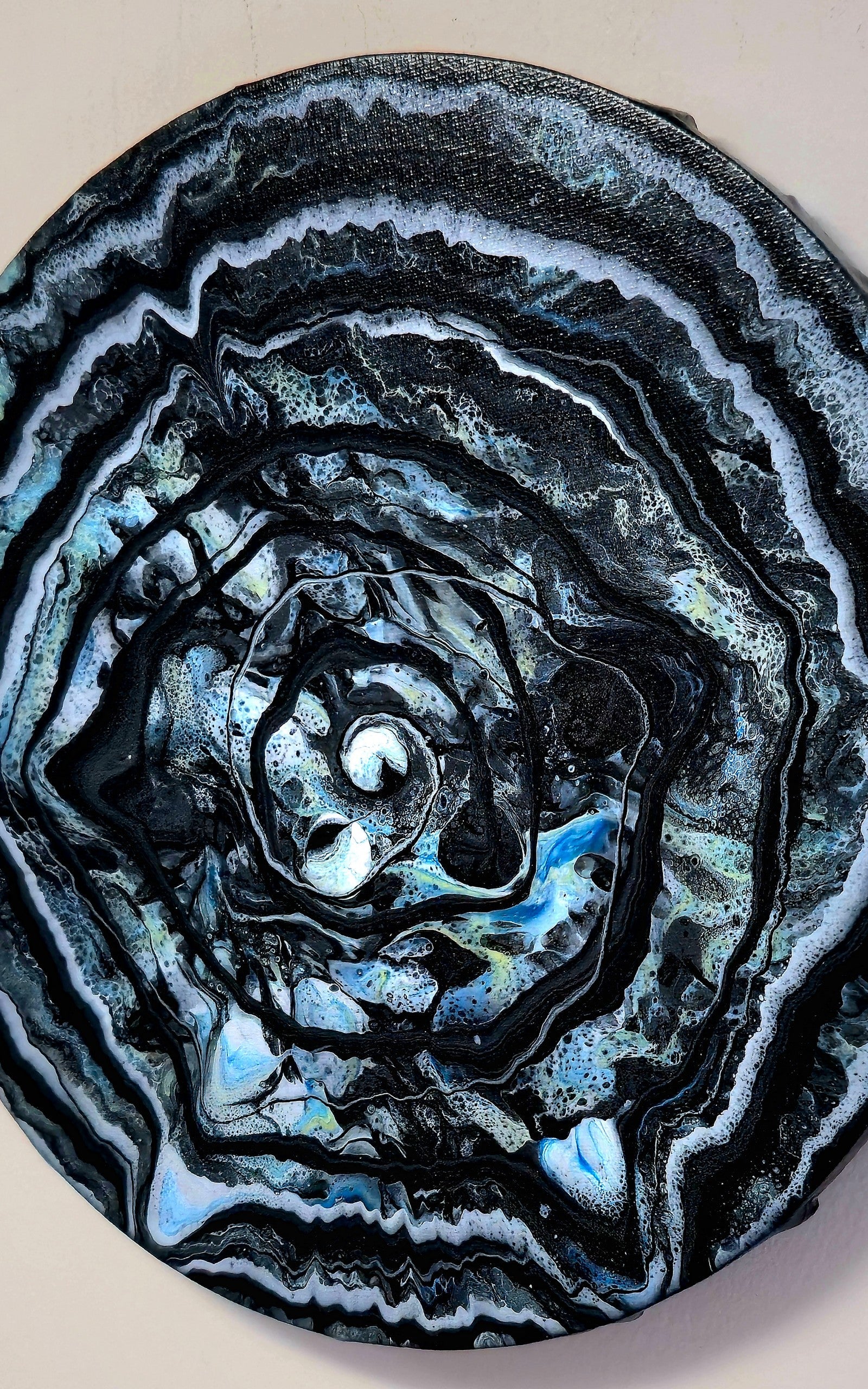 Okrągły obraz 30cm - Czerń Niebieski Biel Pouring Art