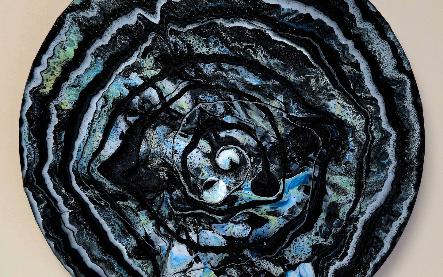 Okrągły obraz 30cm - Czerń Niebieski Biel Pouring Art