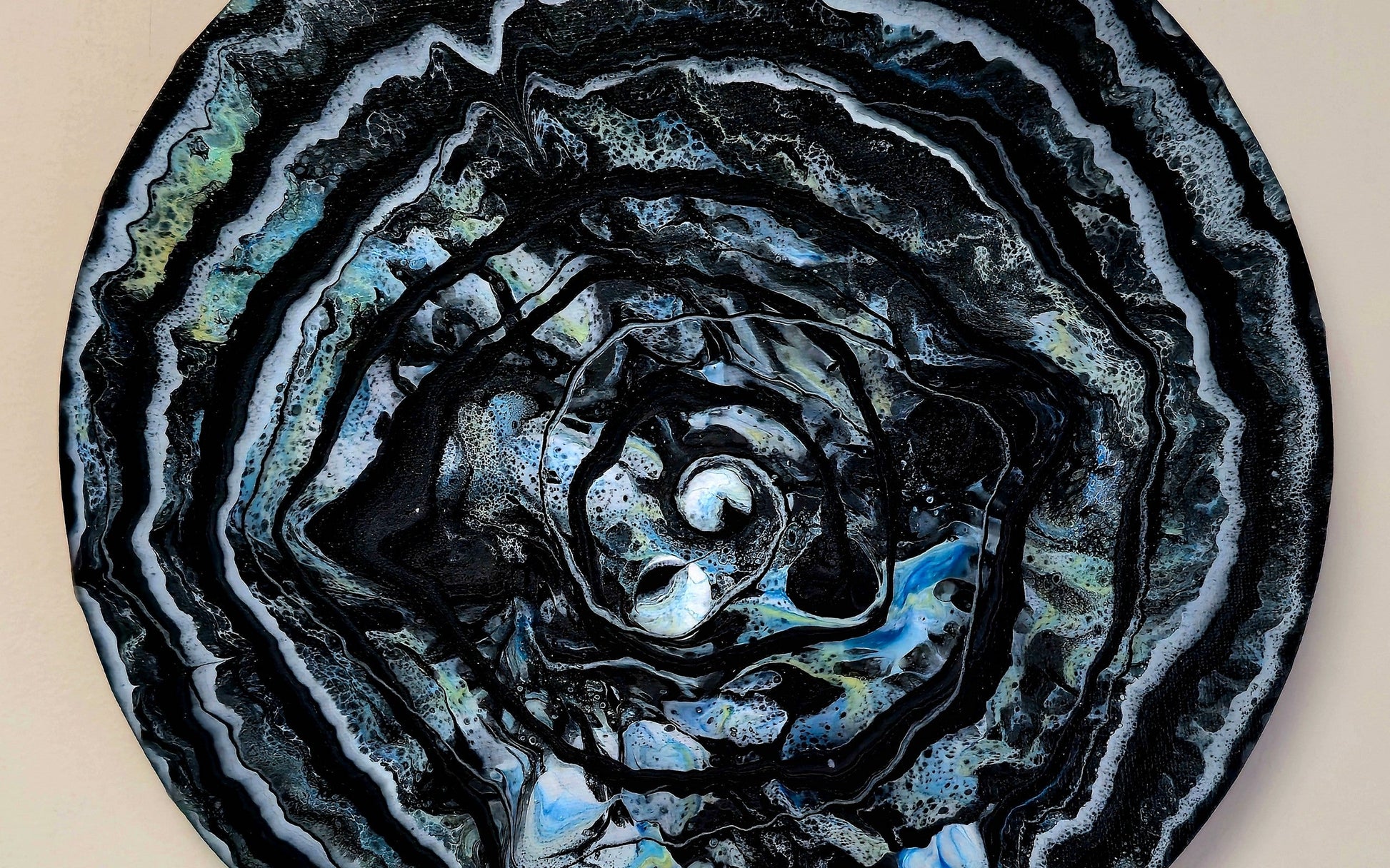 Okrągły obraz 30cm - Czerń Niebieski Biel Pouring Art